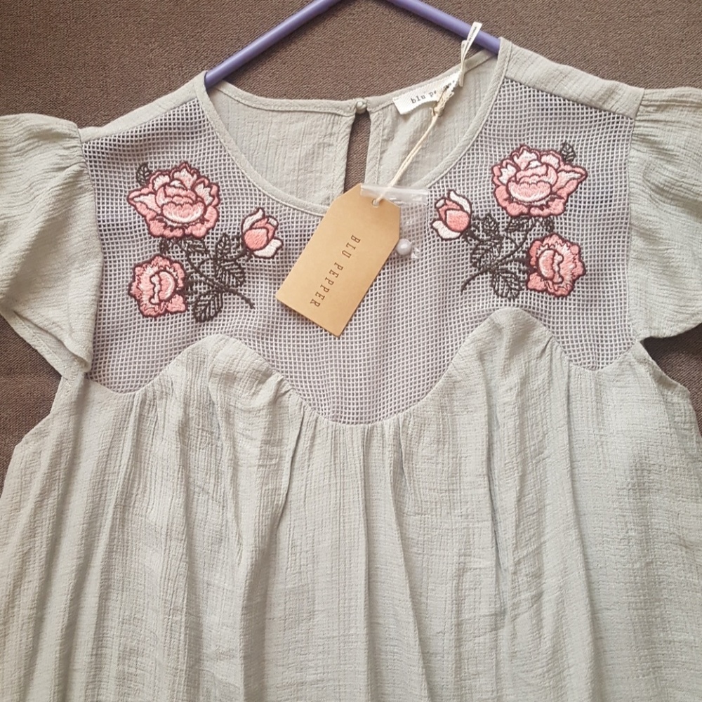 FLORAL ROSE EMBROIDED Blouse (NWT)